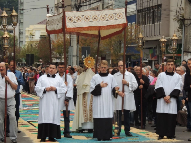 Paróquia Santo Antônio retoma tradição dos tapetes para celebrar Corpus Christi