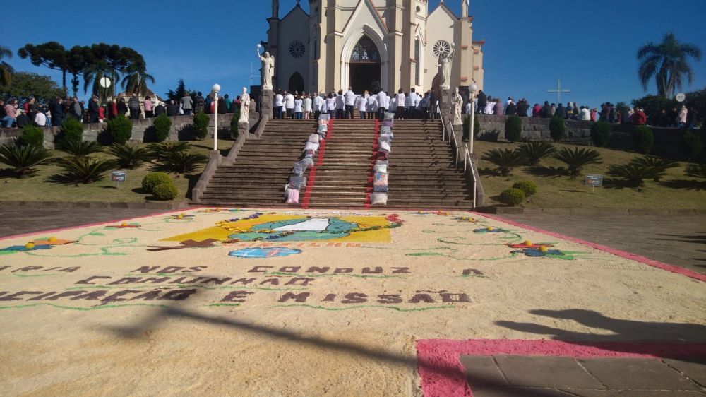 Celebração de Corpus Christi reúne milhares de fiéis em Garibaldi