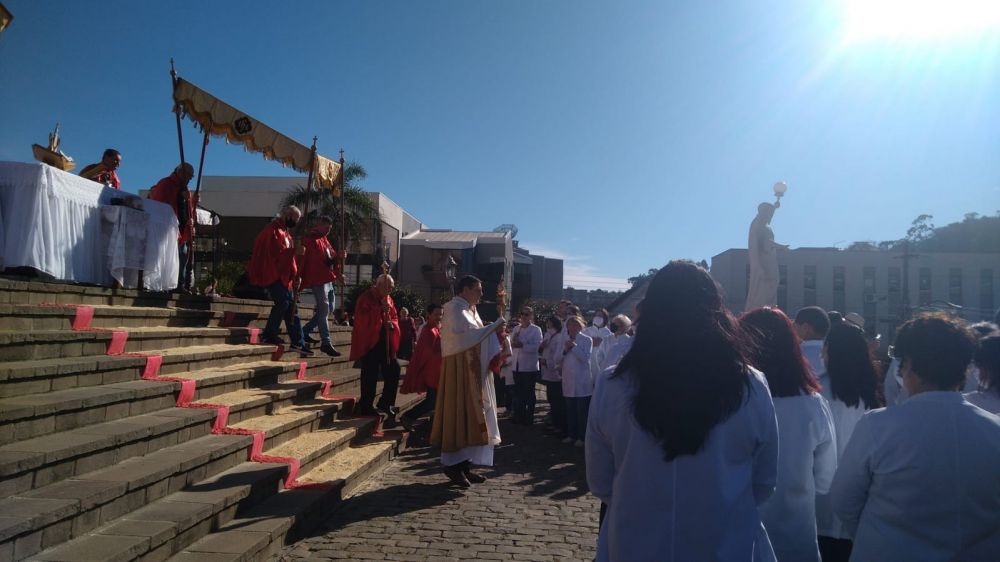 Celebração de Corpus Christi reúne milhares de fiéis em Garibaldi