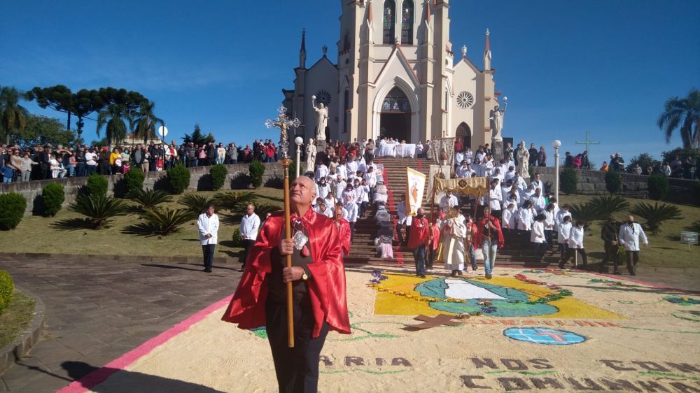 Celebração de Corpus Christi reúne milhares de fiéis em Garibaldi