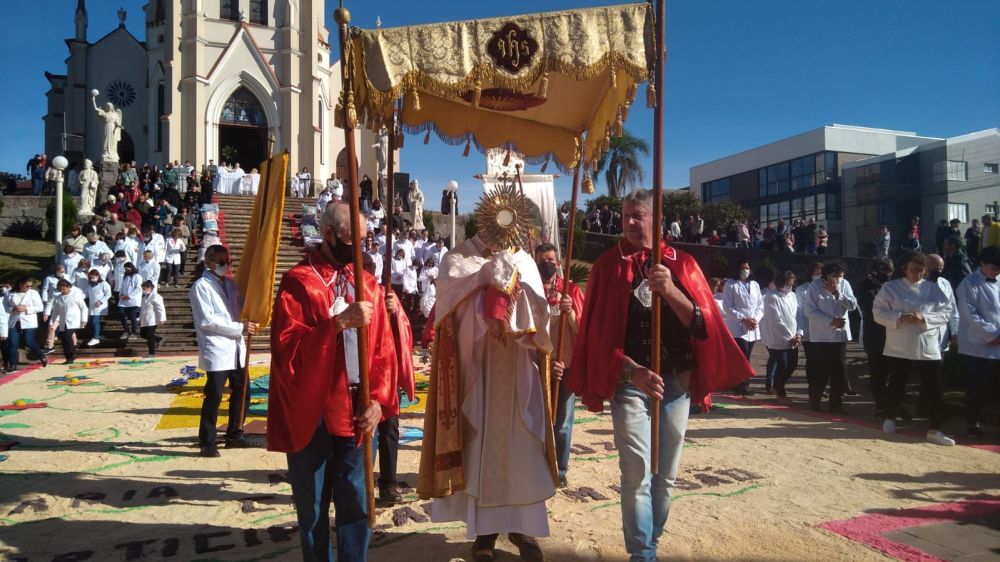 Celebração de Corpus Christi reúne milhares de fiéis em Garibaldi