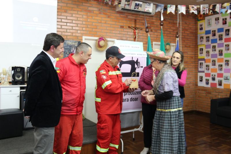 Bombeiros de Garibaldi recebem 4 mil reais do Grupo “Mãos que produzem para doar”