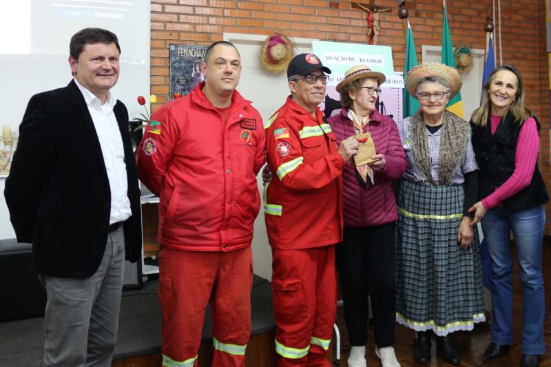 Bombeiros de Garibaldi recebem 4 mil reais do Grupo “Mãos que produzem para doar”