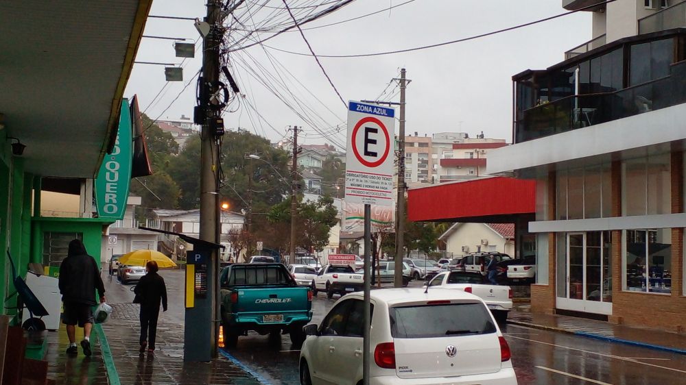 Sexta-feira chuvosa e com riscos de temporal