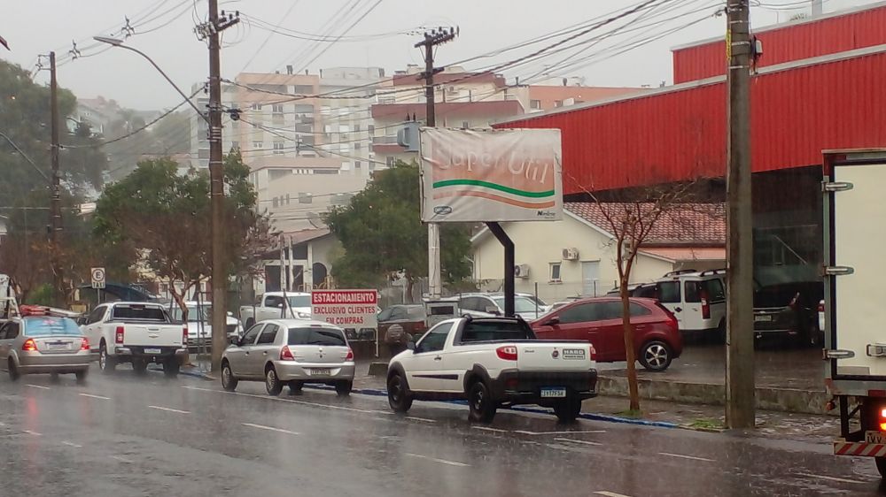 Sexta-feira chuvosa e com riscos de temporal