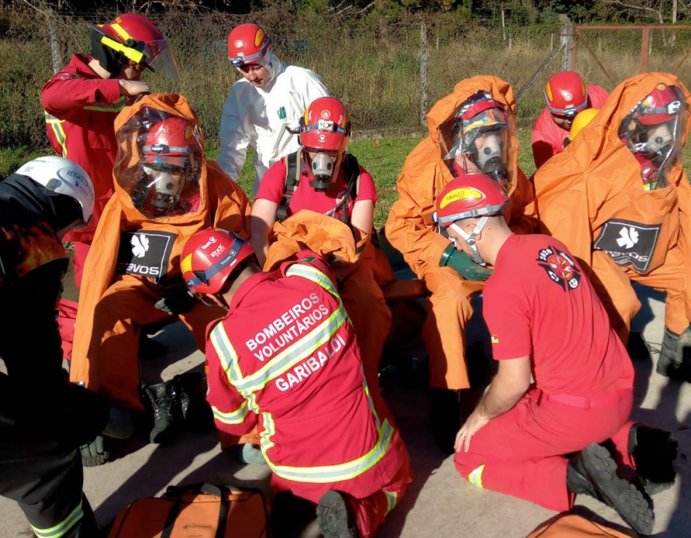 Bombeiros realizam simulação de vazamento de produto químico