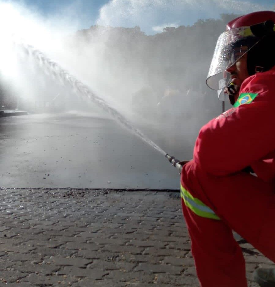 Bombeiros realizam simulação de vazamento de produto químico