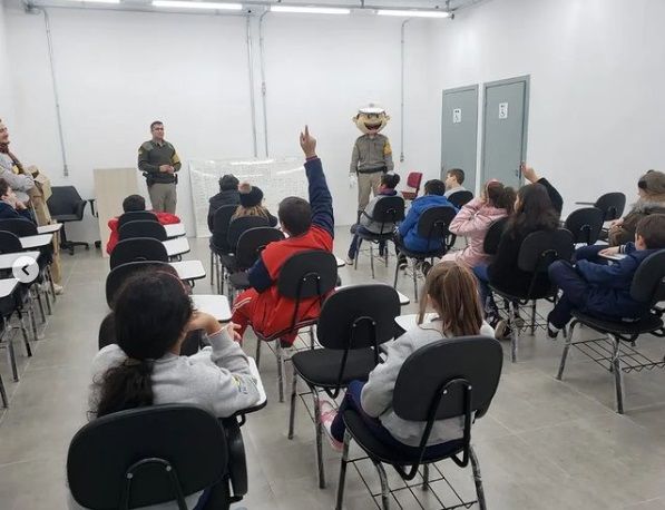 3º Batalhão Rodoviário da Brigada Militar recebe visita de alunos da Abraçaí