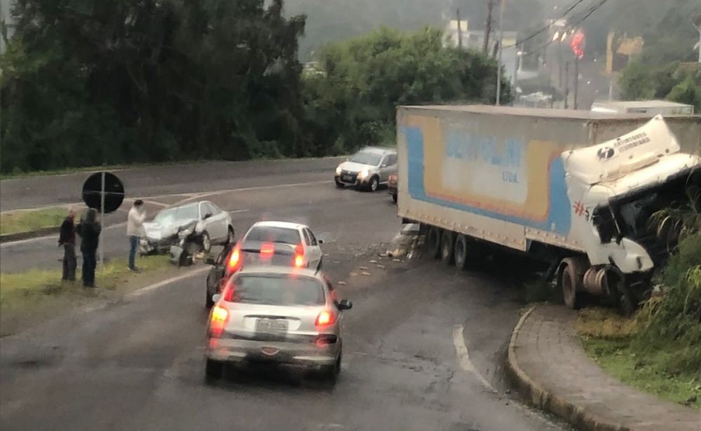 Acidente deixa trânsito lento no acesso à Linha Eulália, em Bento