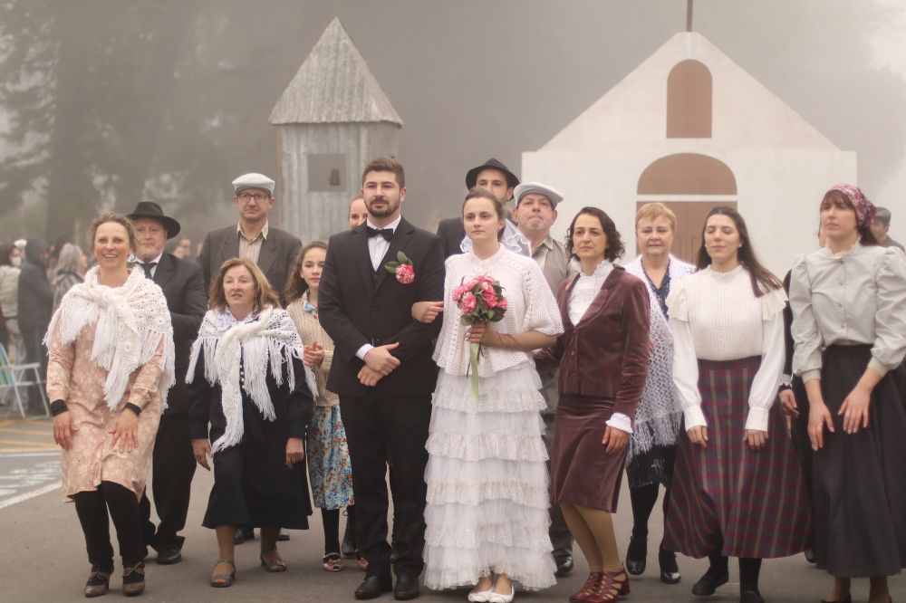 Desfile temático atrai milhares de pessoas em Carlos Barbosa