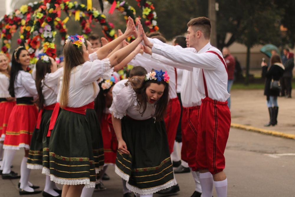 Desfile temático atrai milhares de pessoas em Carlos Barbosa