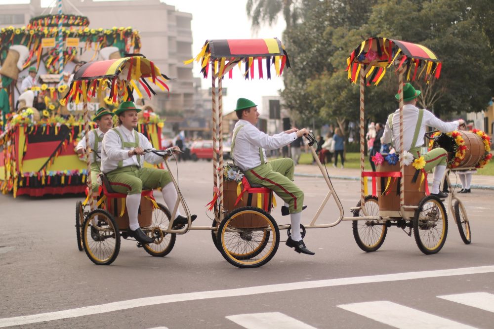 Desfile temático atrai milhares de pessoas em Carlos Barbosa