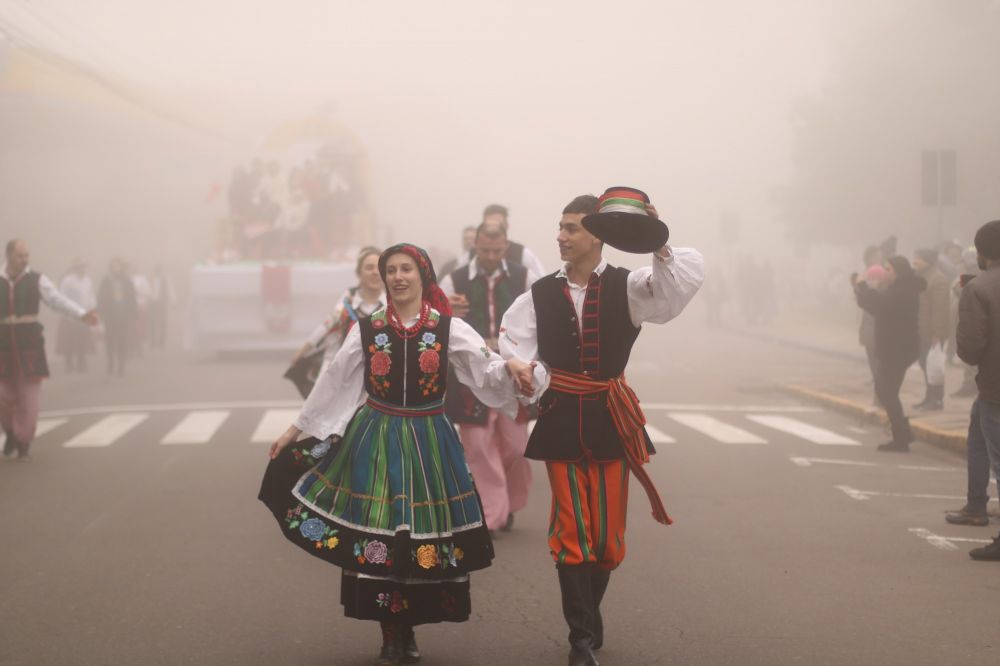 Desfile temático atrai milhares de pessoas em Carlos Barbosa