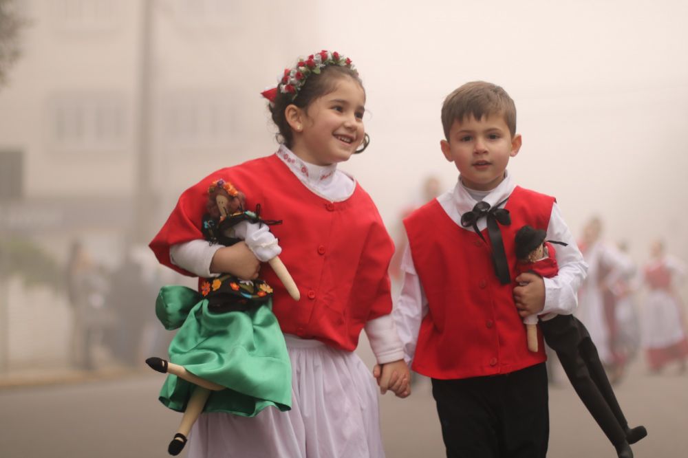 Desfile temático atrai milhares de pessoas em Carlos Barbosa