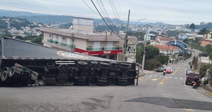 Carreta tomba no perímetro urbano em Bento Gonçalves