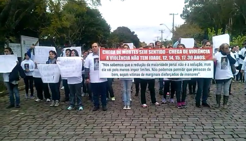  Protesto pede paz e redução da maioridade penal, depois da morte de jovem em Bento