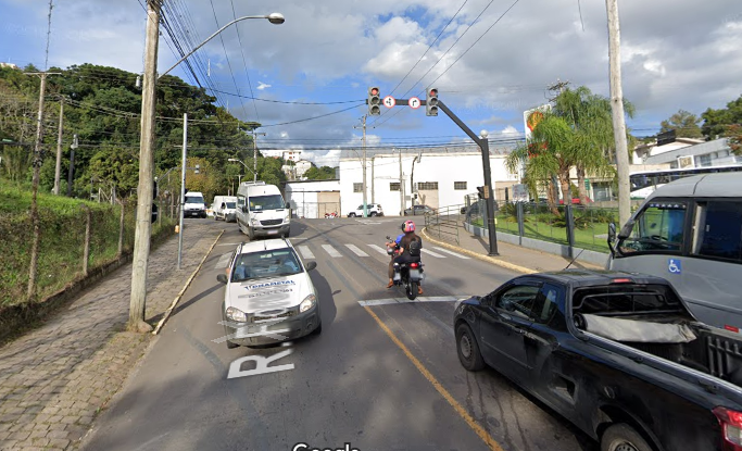 Trânsito está em meia pista no bairro Borgo em Bento