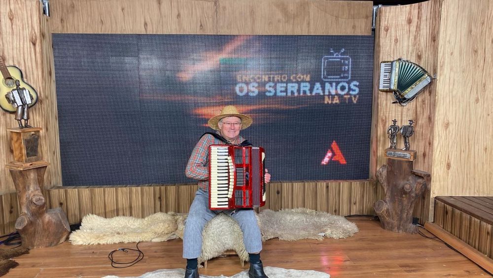ADESSO TV leva Marasca para se apresentar com Os Serranos