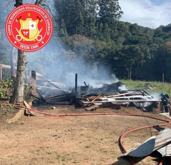 Incêndio de grandes proporções atinge galpão no interior de Garibaldi