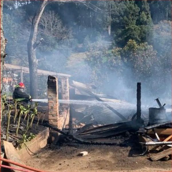 Incêndio de grandes proporções atinge galpão no interior de Garibaldi