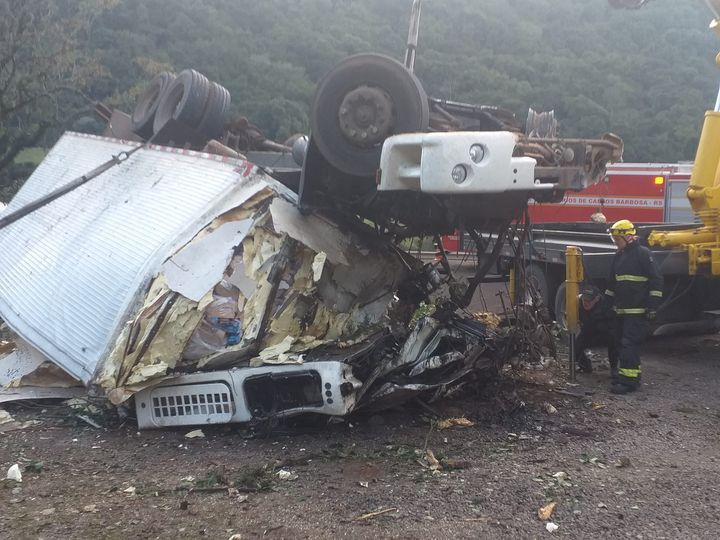 Grave acidente de caminhão deixa duas pessoas mortas em Carlos Barbosa