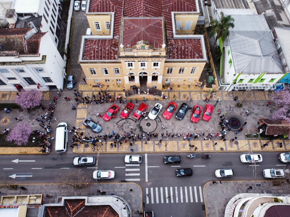 Grupo de Ferraris desfila por Bento Gonçalves