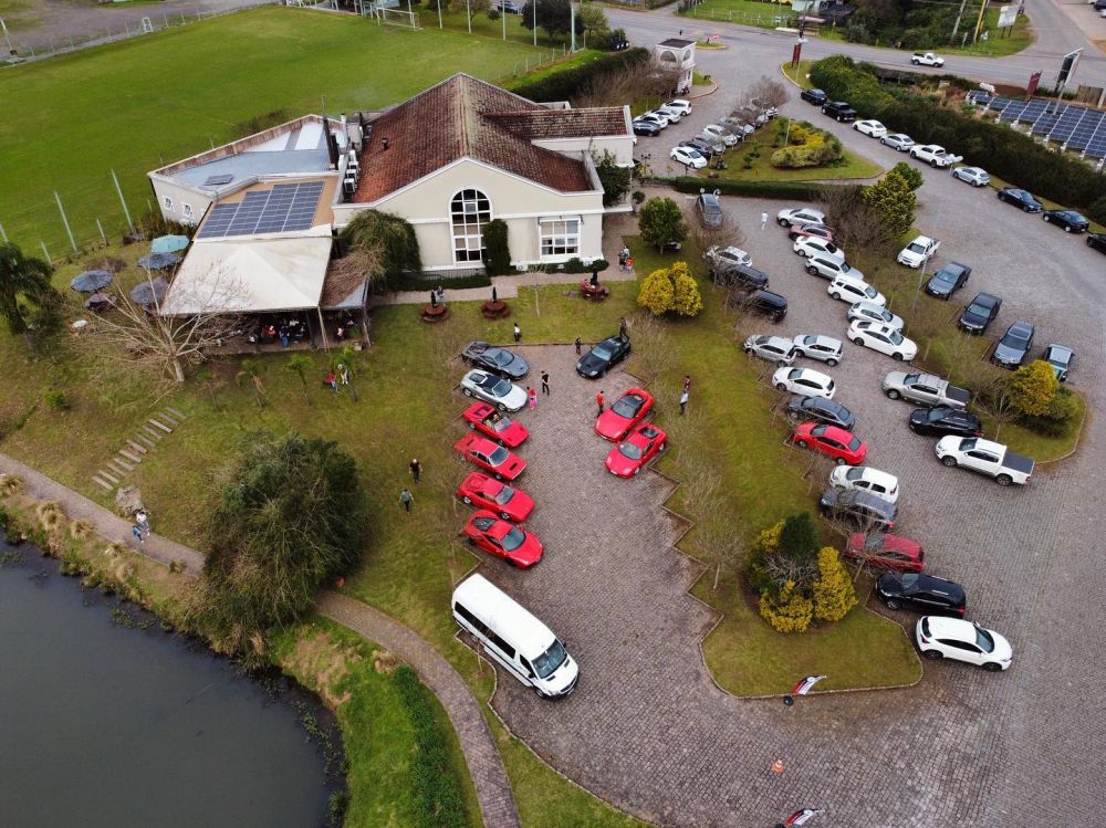 Grupo de Ferraris desfila por Bento Gonçalves