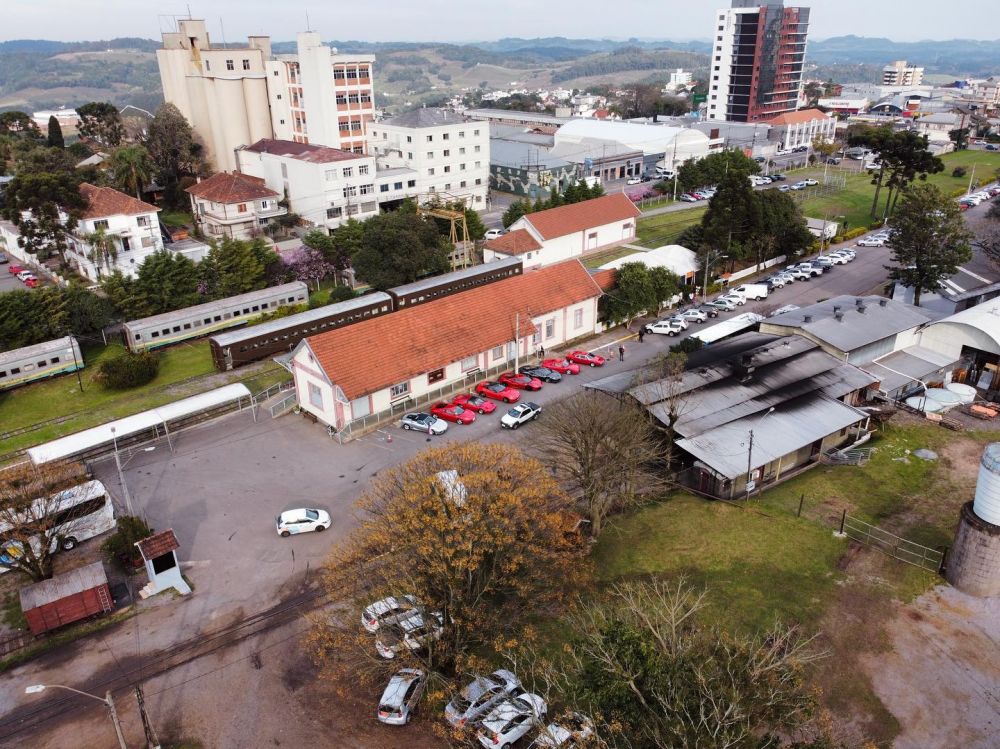 Grupo de Ferraris desfila por Bento Gonçalves