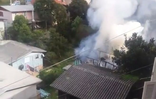 Incêndio destrói residência no bairro Vila Nova, em Bento Gonçalves