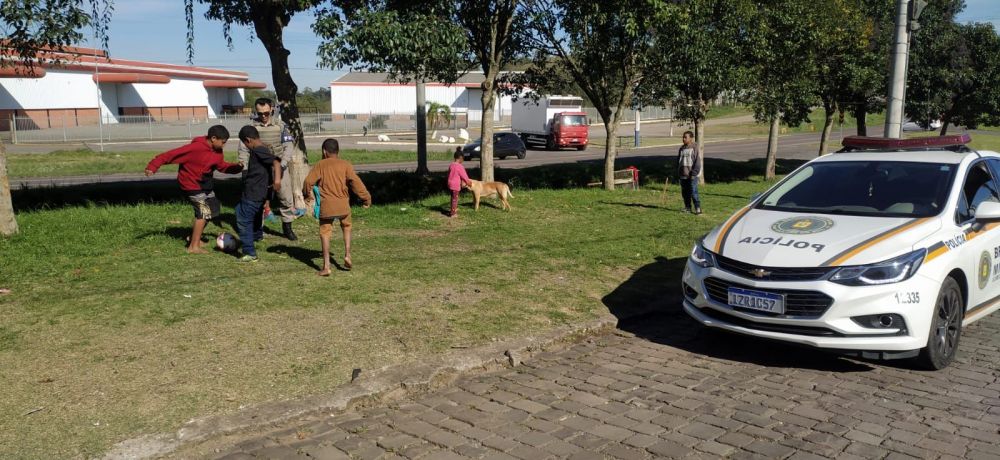 Crianças de Garibaldi ganham bola de futebol da Brigada Militar