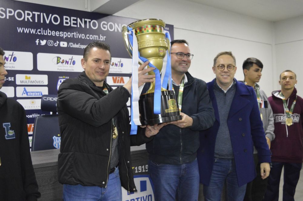 Esportivo recebe taça de campeão da Série A2 do Gauchão 2022