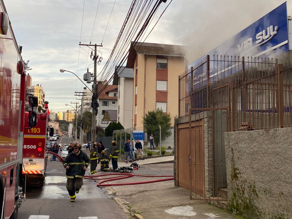 Incêndio atinge empresa no bairro Humaitá em Bento