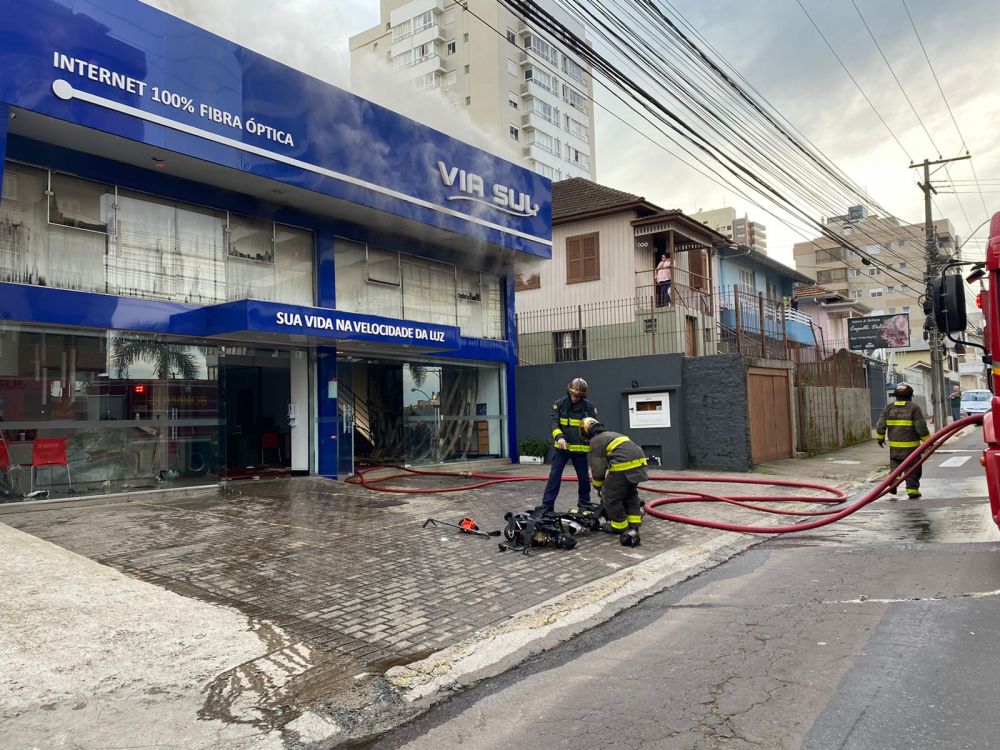 Incêndio atinge empresa no bairro Humaitá em Bento