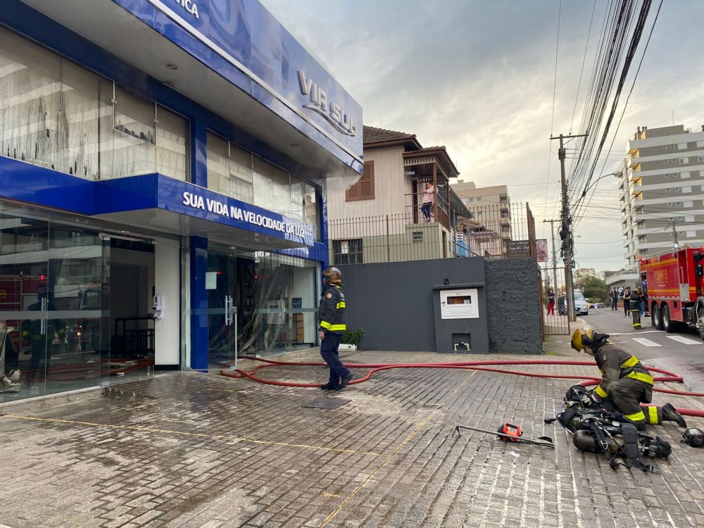 Incêndio atinge empresa no bairro Humaitá em Bento