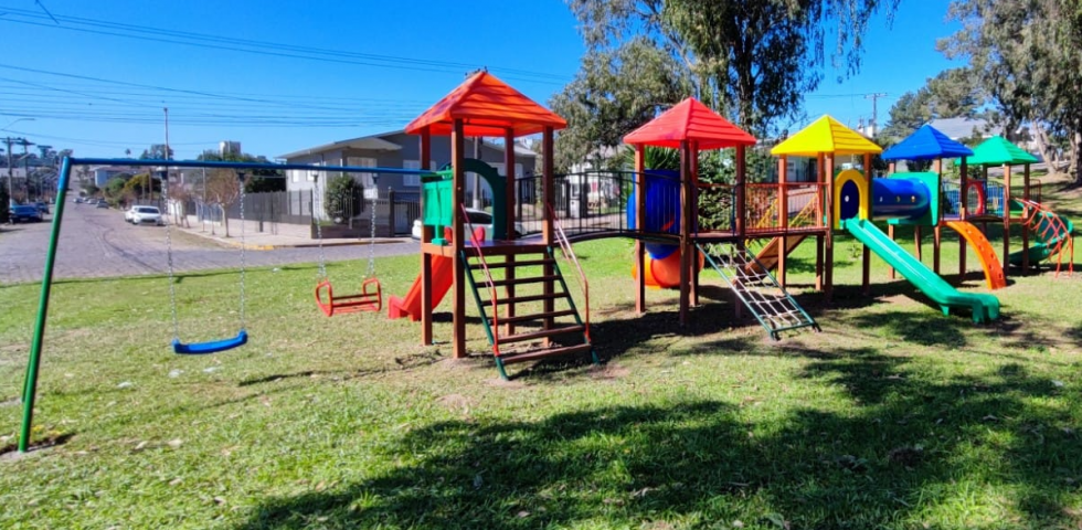 Parques infantis de Carlos Barbosa contam com novos brinquedos