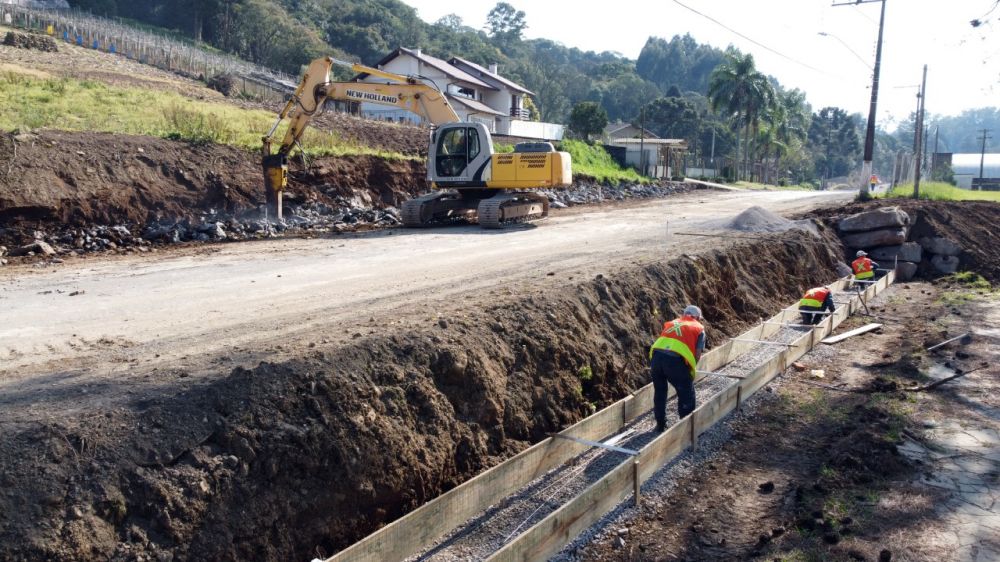 Obras nas ruas Parque Fenachamp e Honoratto Torreti seguem em Garibaldi