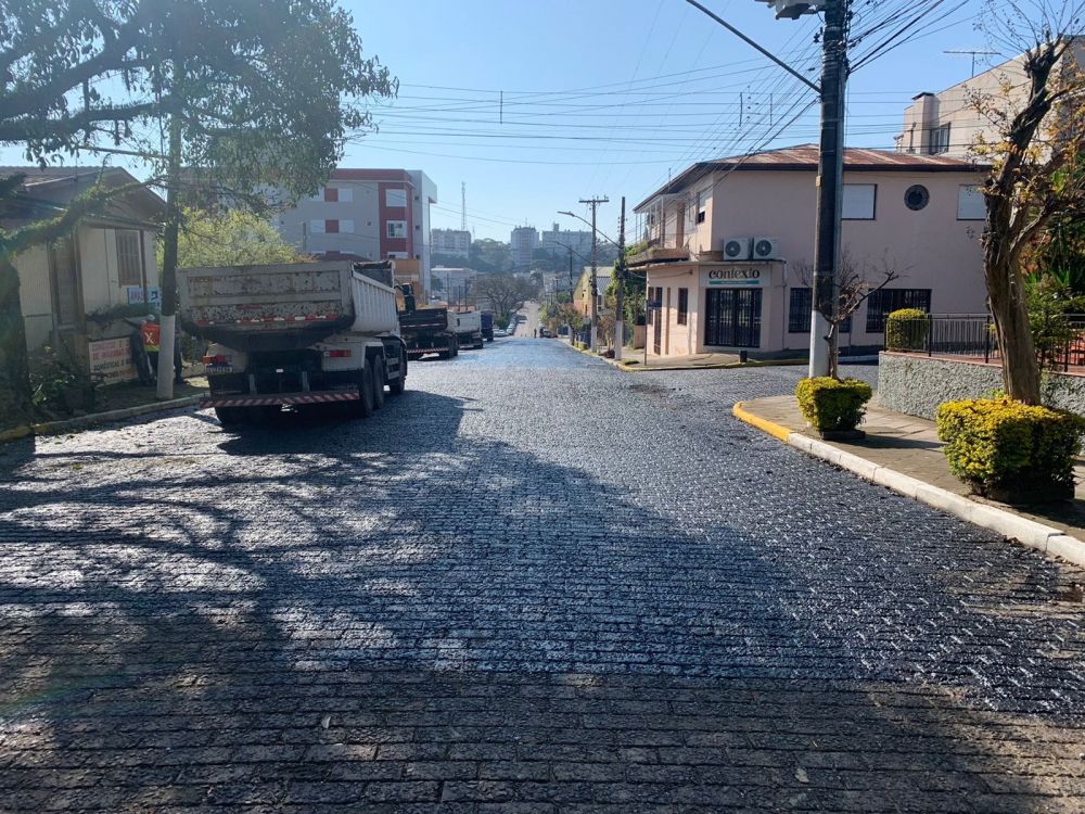 Prefeitura de Carlos Barbosa inicia asfaltamento da Rua Borges de Medeiros