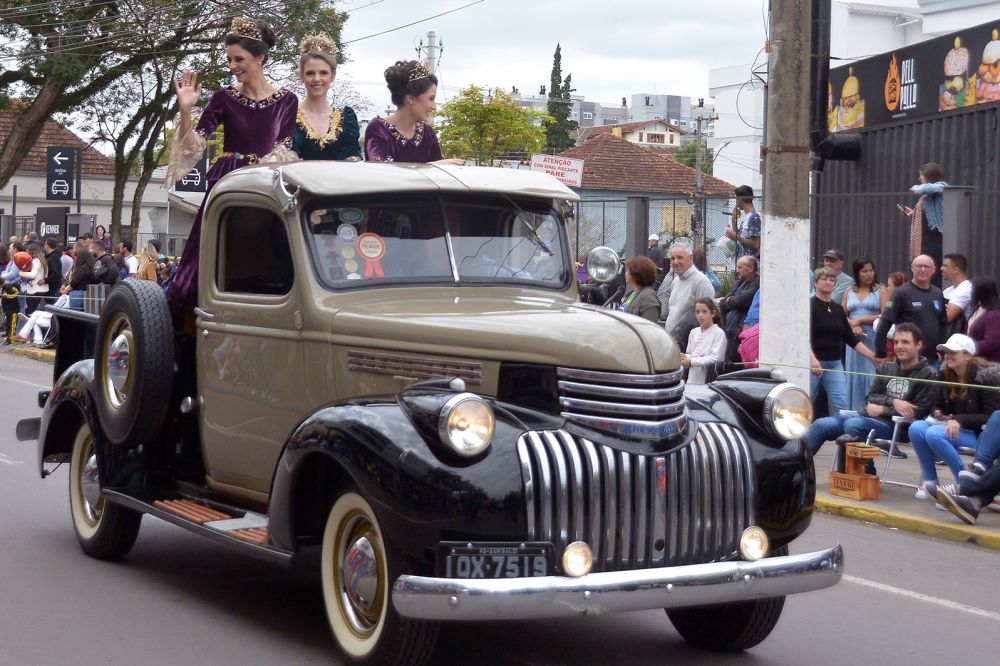 Público de 14 mil pessoas prestigia Desfile Cívico Militar em Garibaldi