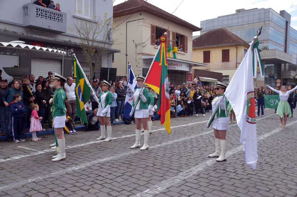 Público de 14 mil pessoas prestigia Desfile Cívico Militar em Garibaldi