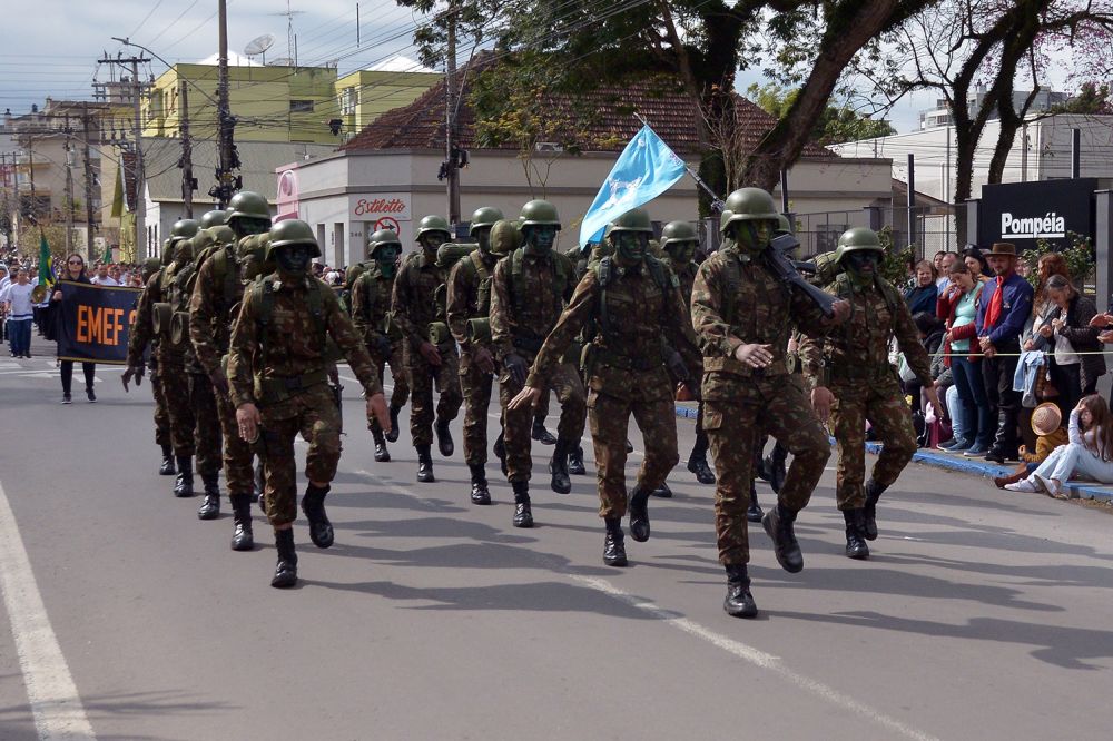 Público de 14 mil pessoas prestigia Desfile Cívico Militar em Garibaldi