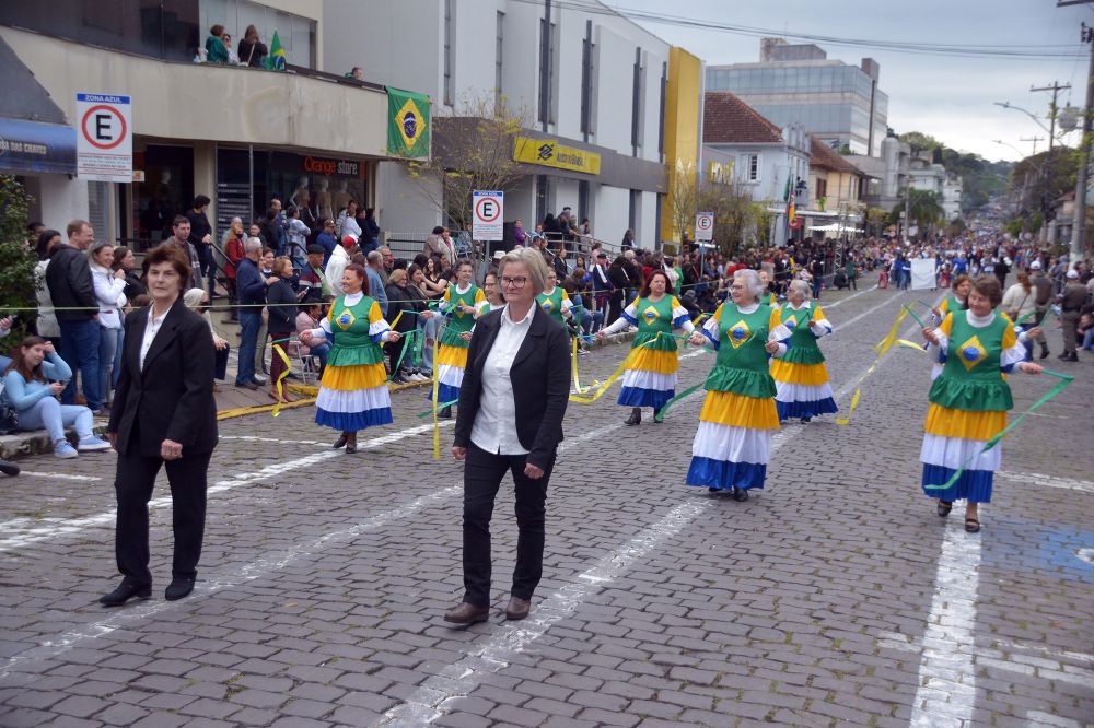 Público de 14 mil pessoas prestigia Desfile Cívico Militar em Garibaldi