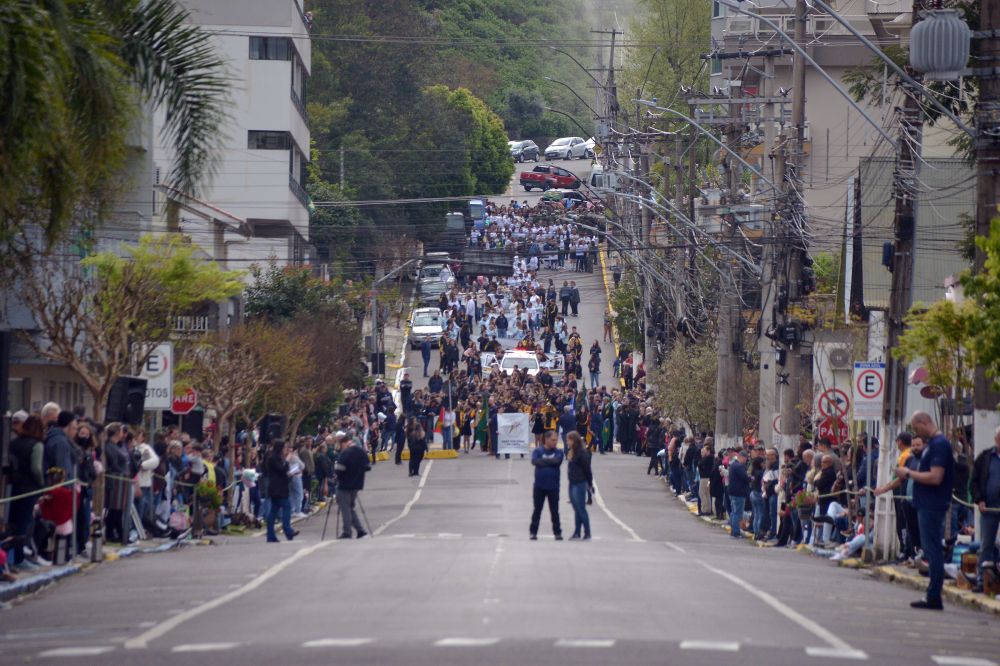 Público de 14 mil pessoas prestigia Desfile Cívico Militar em Garibaldi