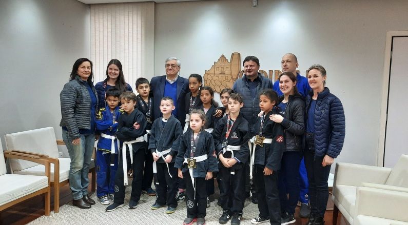 Jovens do Projeto Pequenos Notáveis participam de campeonato na Capital