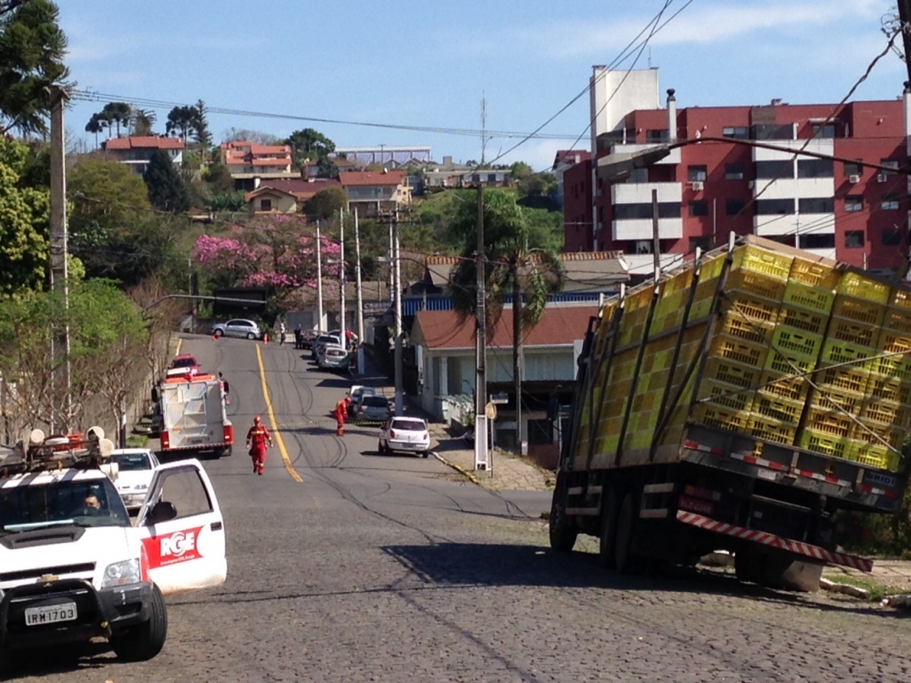 Caminhão derruba poste e deixa parte do centro de Garibaldi sem energia