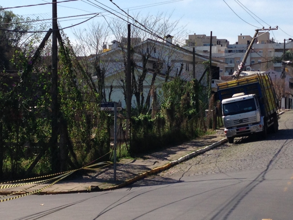 Caminhão derruba poste e deixa parte do centro de Garibaldi sem energia