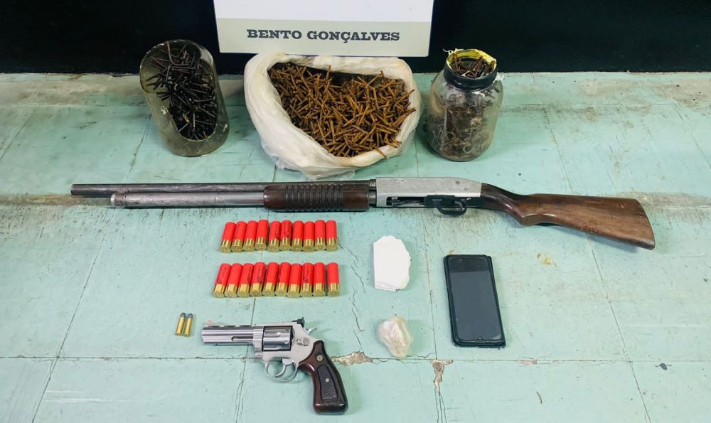 Brigada Militar apreende armas, drogas e prende um adolescente em Bento 