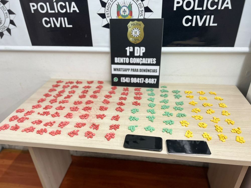 Polícia intercepta pacote de doces e salgados com mais de mil comprimidos de ecstasy em Bento
