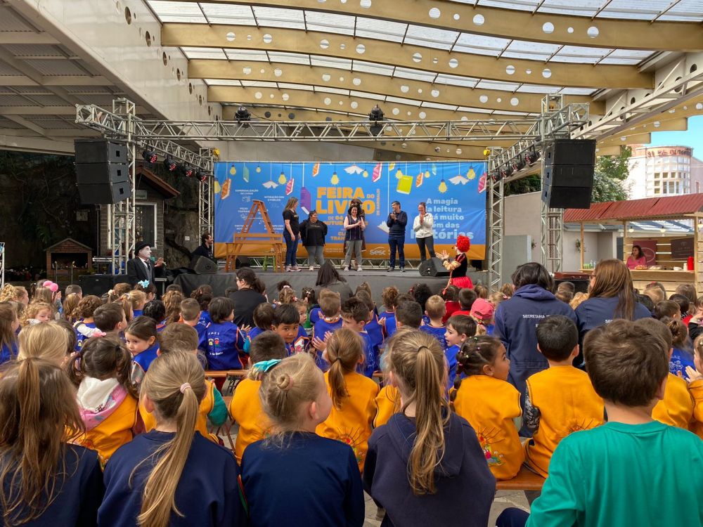 Teatro anima crianças antes da abertura oficial da Feira do Livro 2022 de Garibaldi