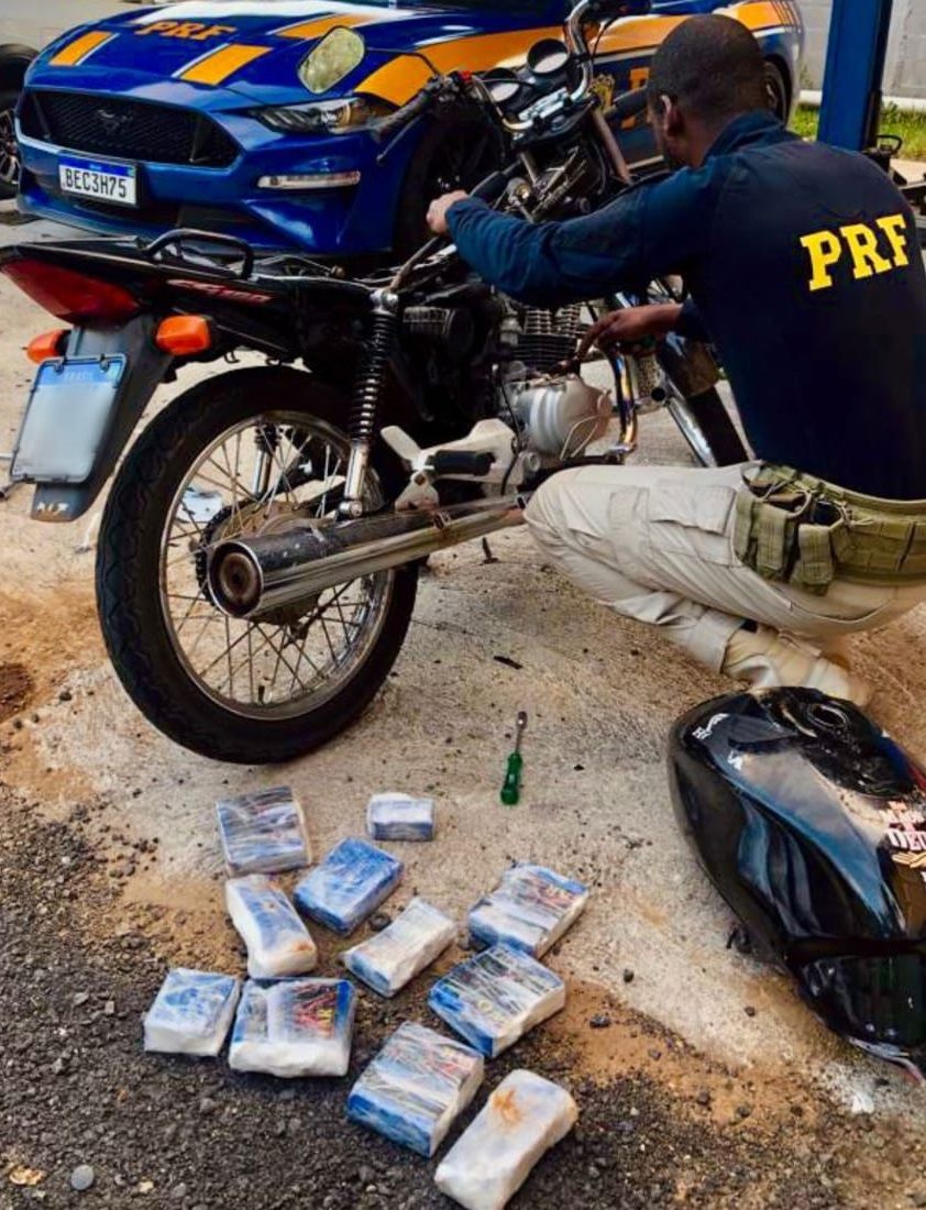 Jovem é preso com quase 6 kg de cocaína escondidos em moto, em Bento Gonçalves