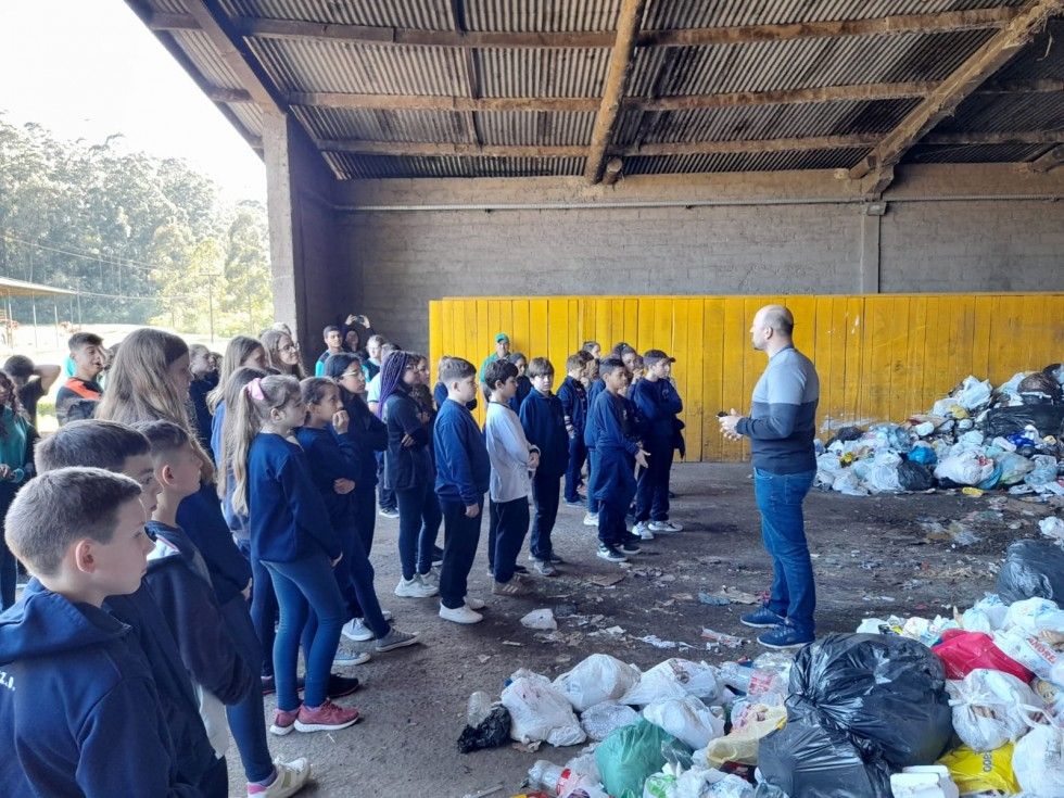 Estudantes de Carlos Barbosa visitam Unidade de Triagem e Transbordo de Resíduos